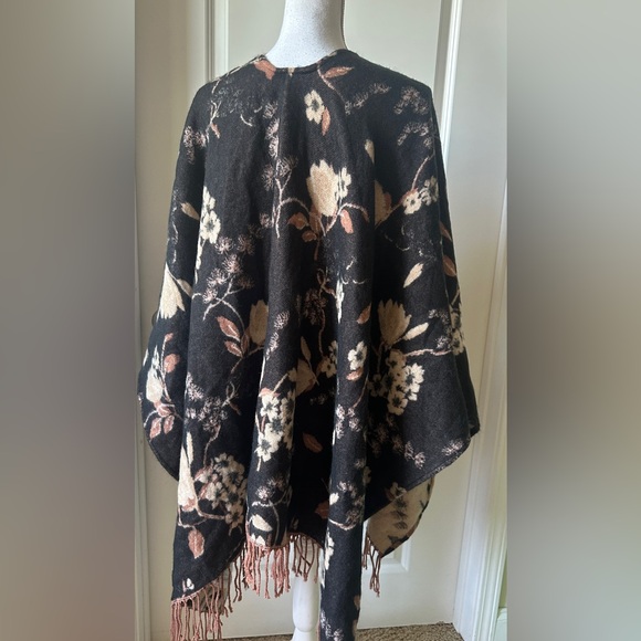 Andrew Marc New York Reversible fringed poncho - Picture 4 of 6